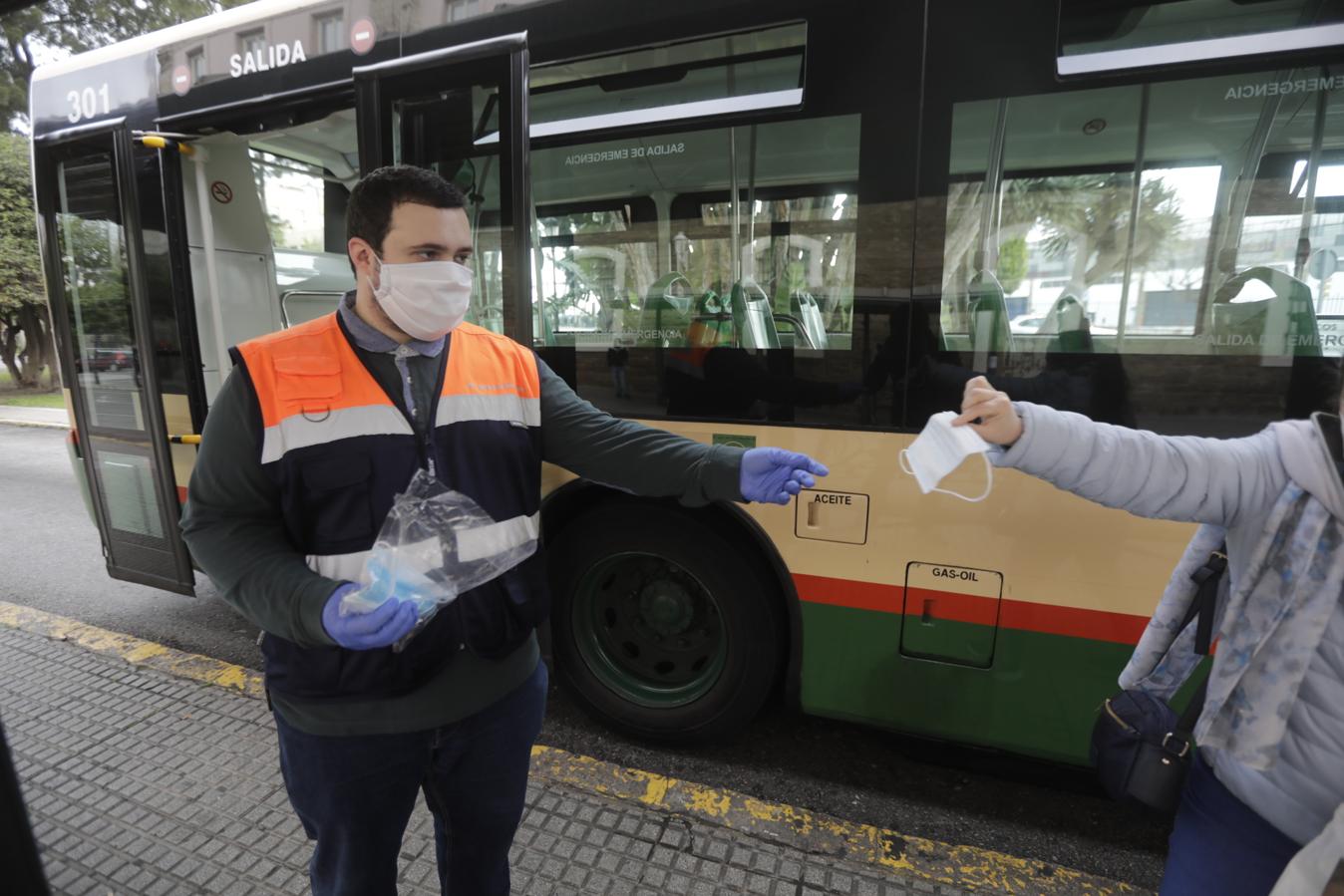 FOTOS: Reparto de mascarillas entre los usuarios del transporte público de Cádiz