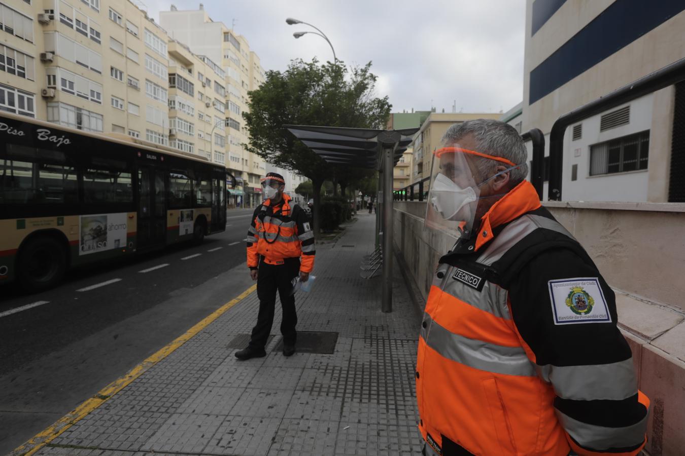 FOTOS: Reparto de mascarillas entre los usuarios del transporte público de Cádiz