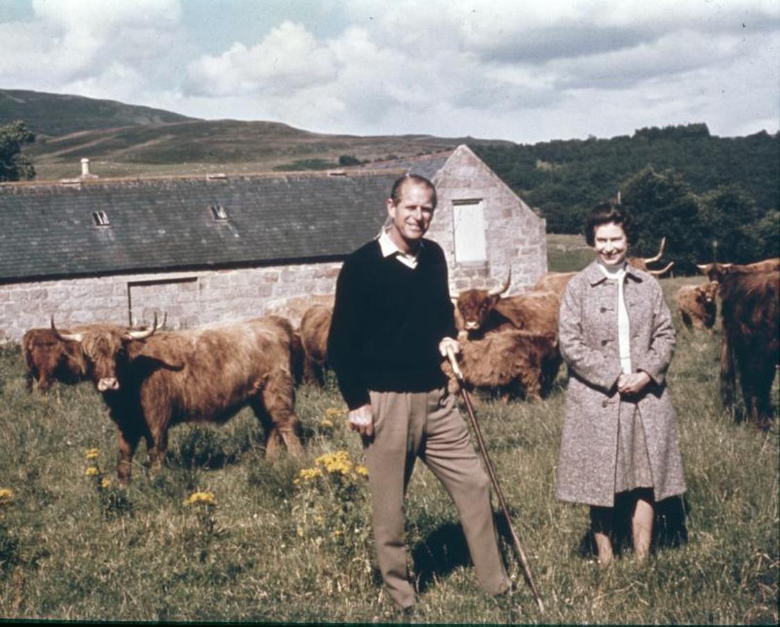 El duque de Edimburgo e Isabel II de vacaciones en Balmoral. 