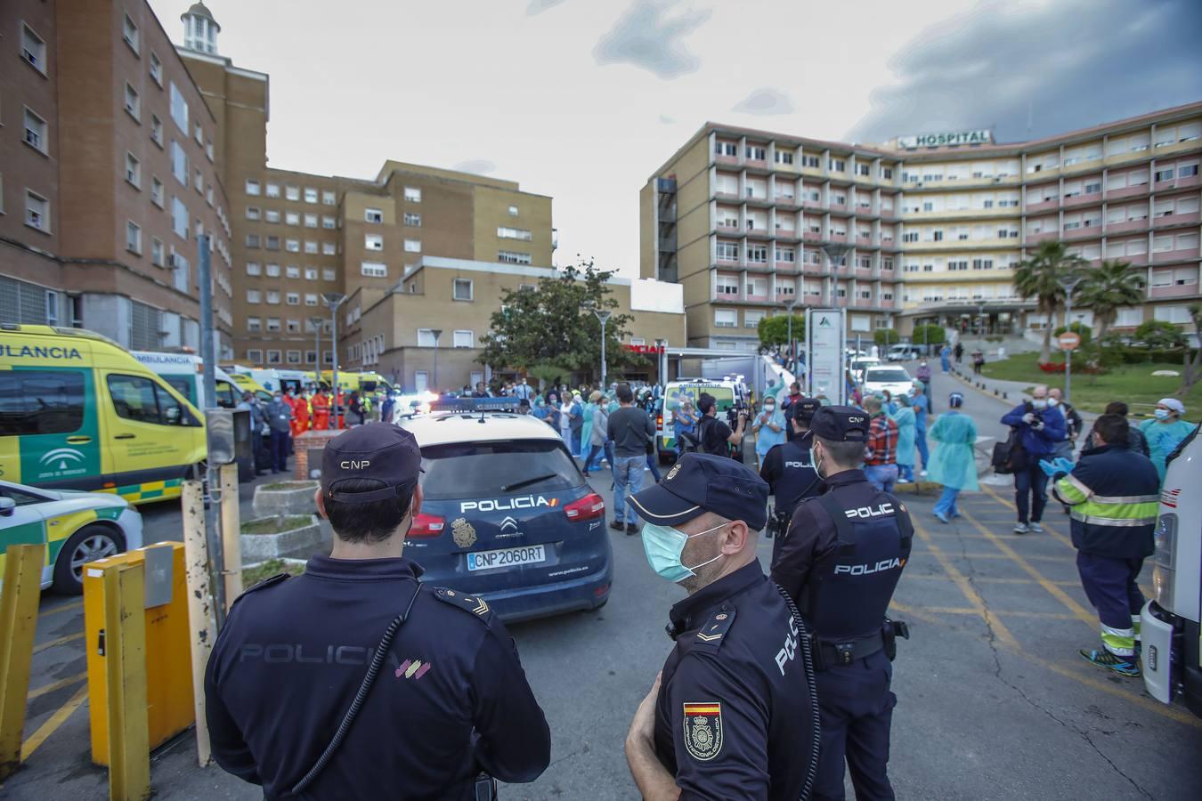 Aplausos al esfuerzo en el Hospital Virgen del Rocío