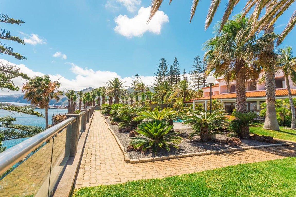 Acceso privado a la playa. Además de unas vistas privilegiadas al Atlántico, múltiples son los patios que componen la casa, eso sin mencionar la amplia piscina y jardines con abundante vegetación.