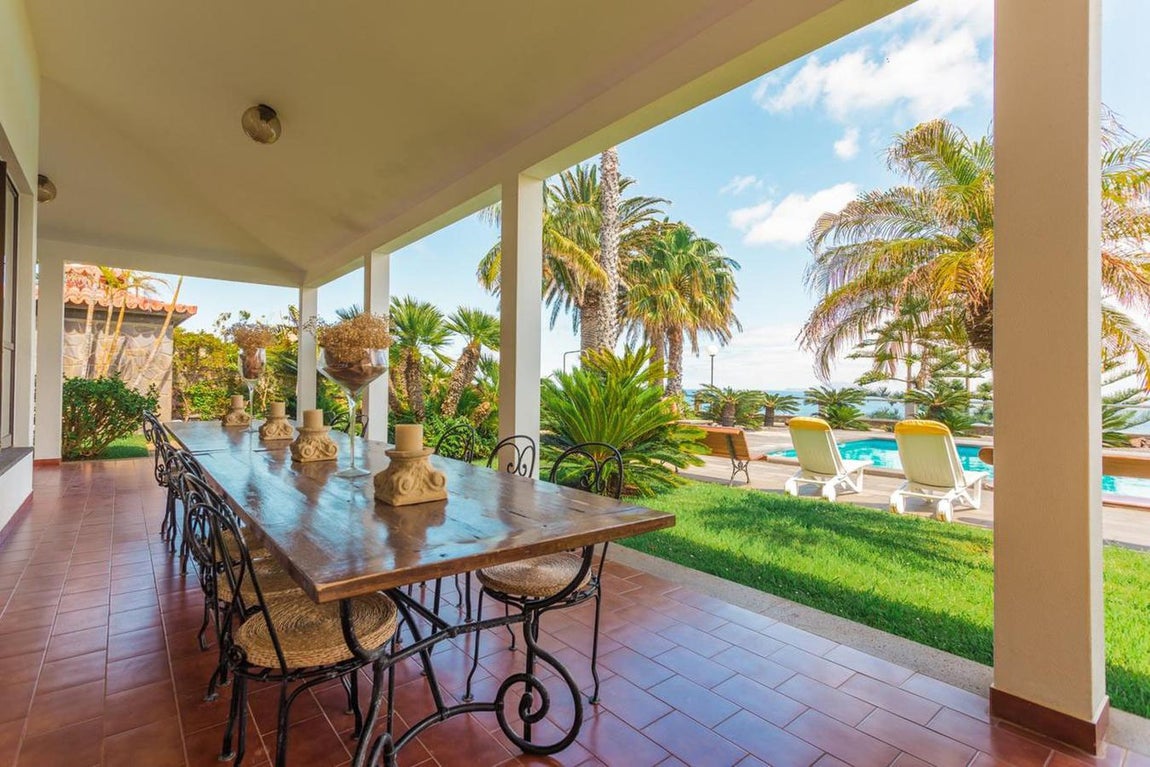 Porches con vistas. Cuenta también con varios porches con vistas a los diferentes jardines en los que la familia puede disfrutar de lo que más les gusta, poder desayunar juntos y disfrutar del clima de la zona, mucho más suave que el de España en estos momentos.