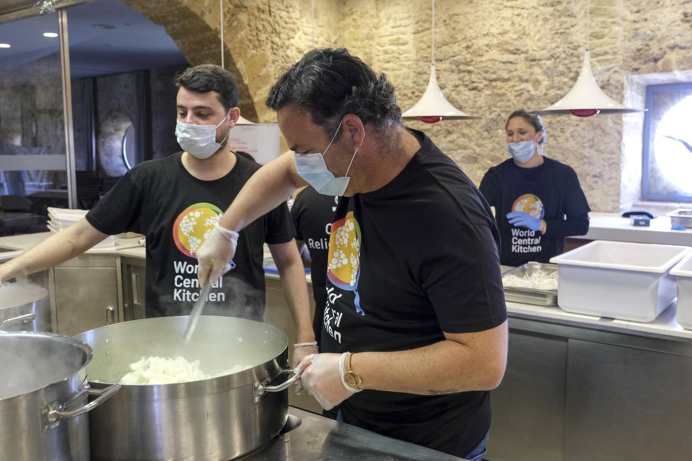 FOTOS: Ángel León y Juanlu Fernández cocinan juntos para ayudar en la crisis de la Covid-19