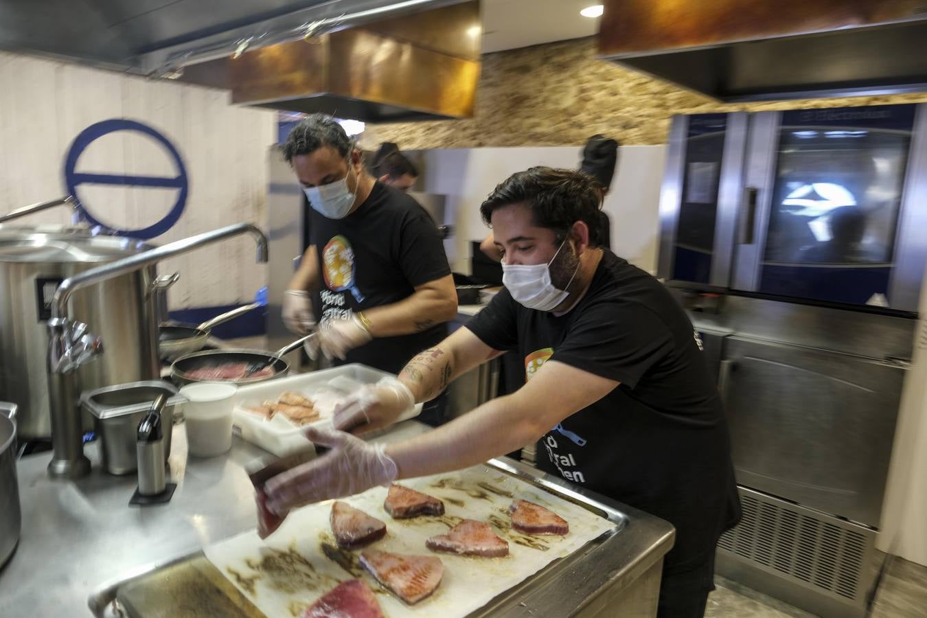 FOTOS: Ángel León y Juanlu Fernández cocinan juntos para ayudar en la crisis de la Covid-19