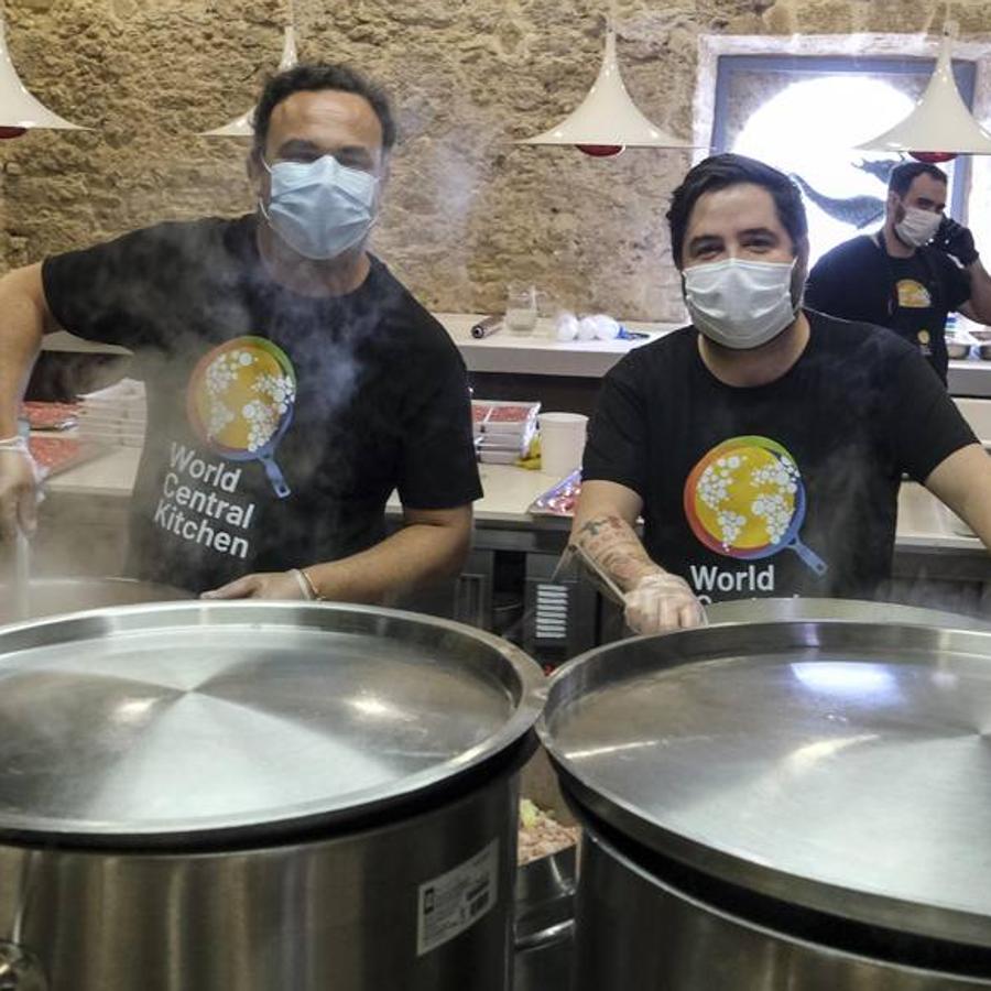 FOTOS: Ángel León y Juanlu Fernández cocinan juntos para ayudar en la crisis de la Covid-19