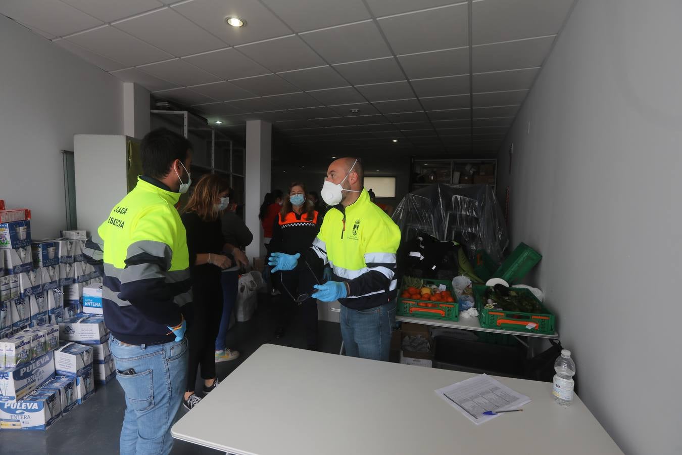 FOTOS: Reparto de alimentos a familias en El Puerto