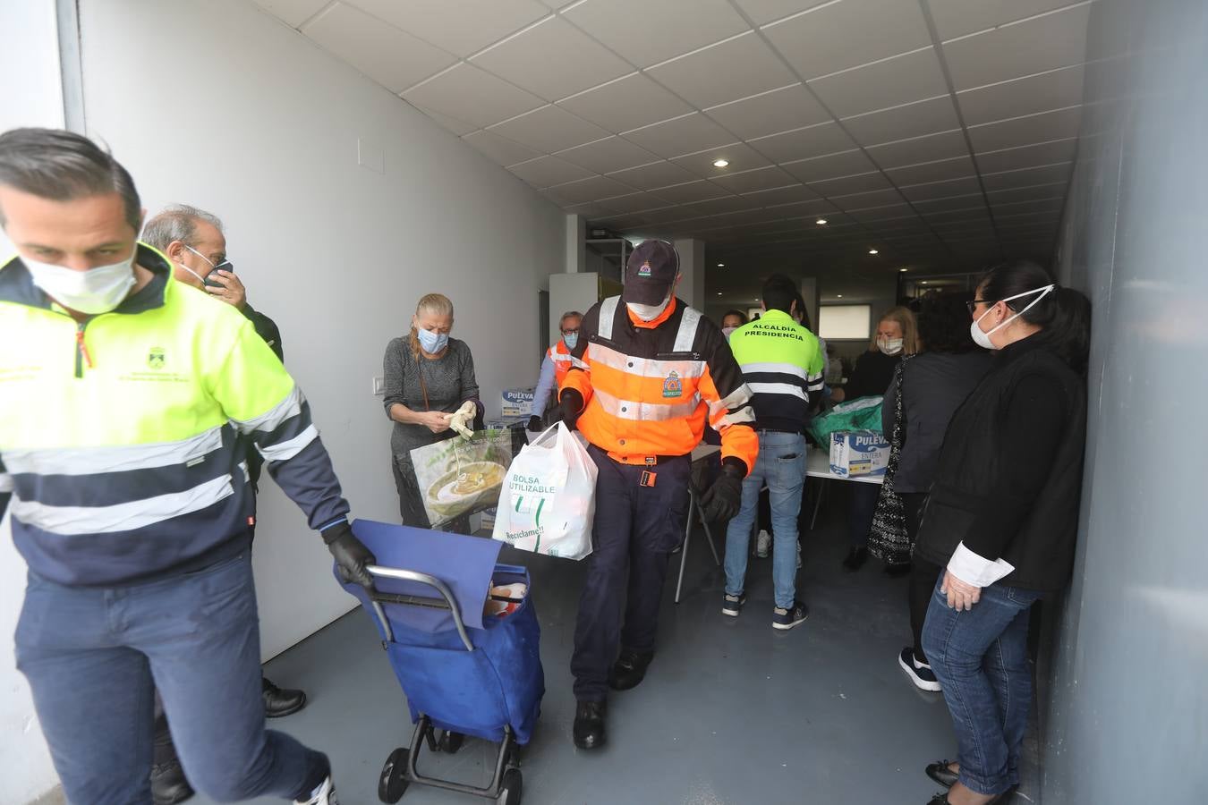 FOTOS: Reparto de alimentos a familias en El Puerto