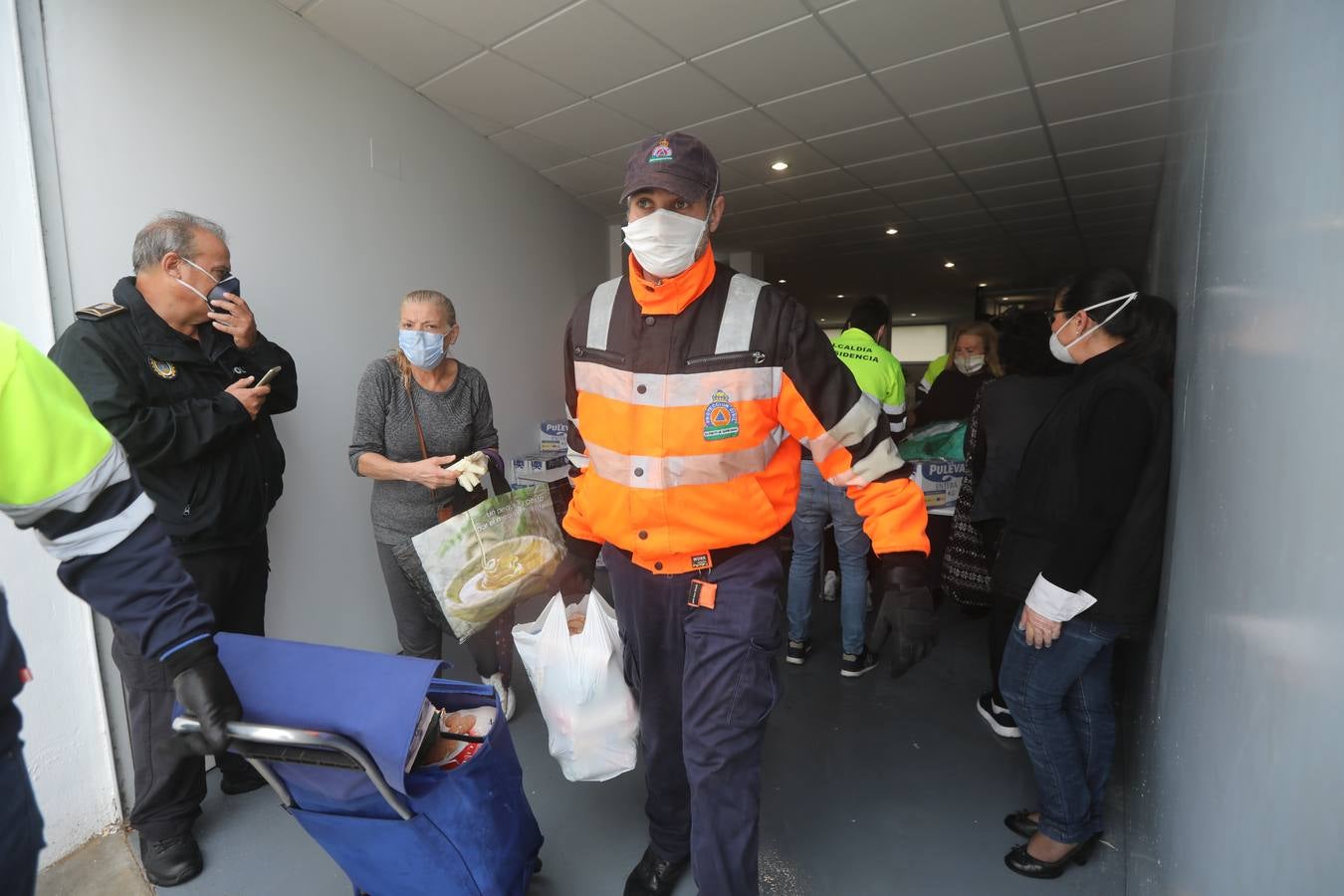 FOTOS: Reparto de alimentos a familias en El Puerto