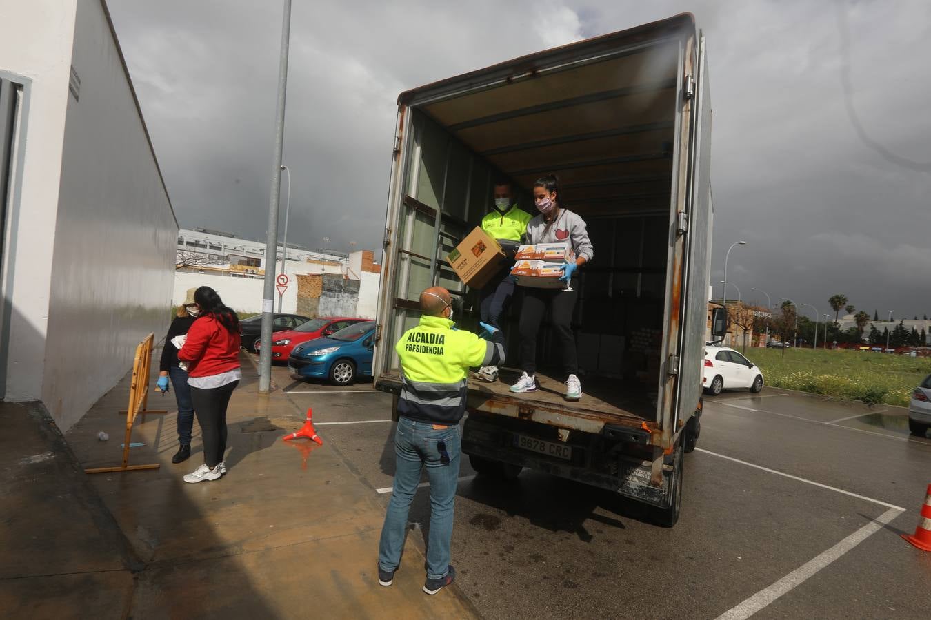 FOTOS: Reparto de alimentos a familias en El Puerto