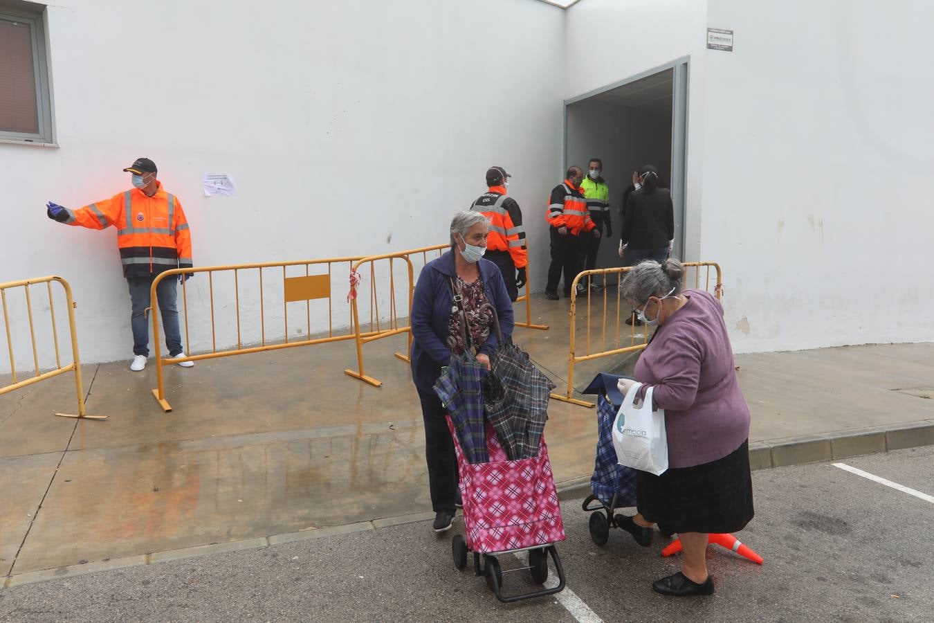 FOTOS: Reparto de alimentos a familias en El Puerto