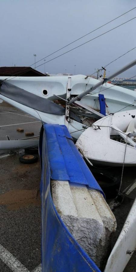 FOTOS: Instalaciones y veleros destrozados en Elcano por la tromba marina de Cádiz