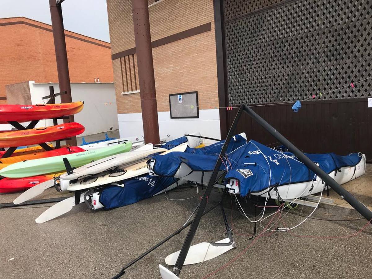 FOTOS: Instalaciones y veleros destrozados en Elcano por la tromba marina de Cádiz