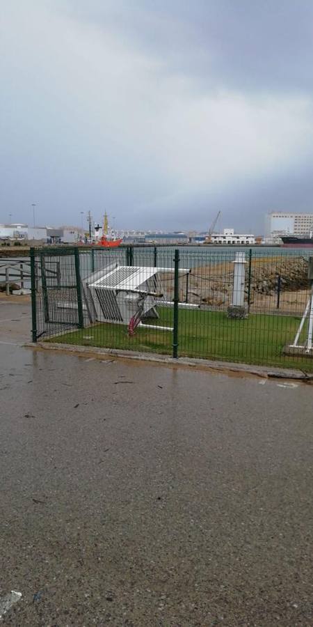 FOTOS: Instalaciones y veleros destrozados en Elcano por la tromba marina de Cádiz