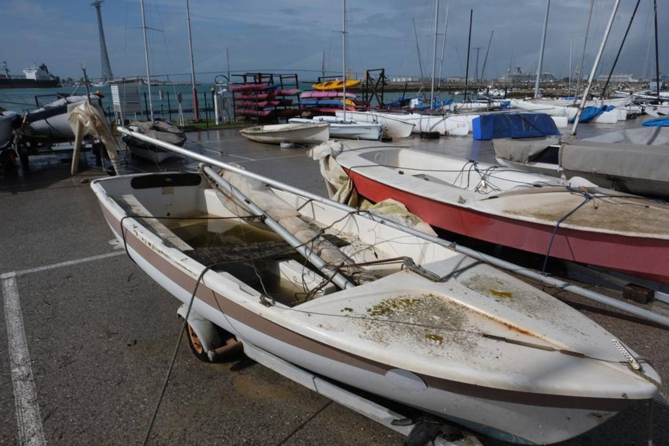 FOTOS: Instalaciones y veleros destrozados en Elcano por la tromba marina de Cádiz