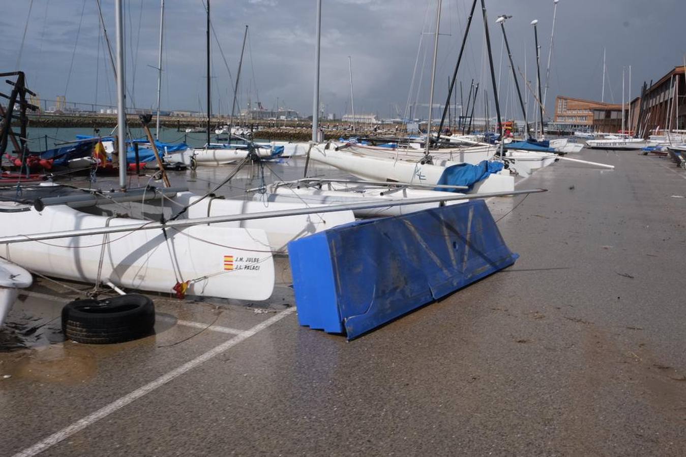 FOTOS: Instalaciones y veleros destrozados en Elcano por la tromba marina de Cádiz