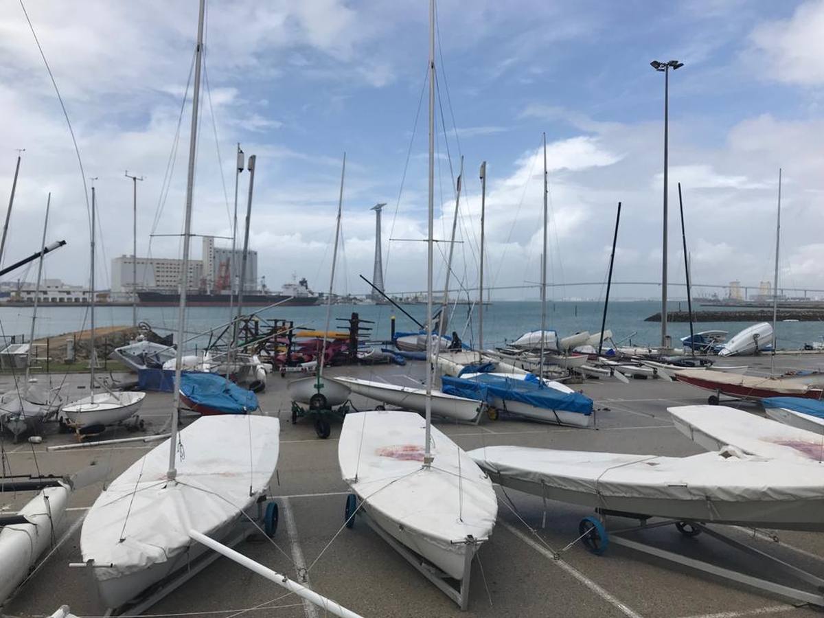 FOTOS: Instalaciones y veleros destrozados en Elcano por la tromba marina de Cádiz