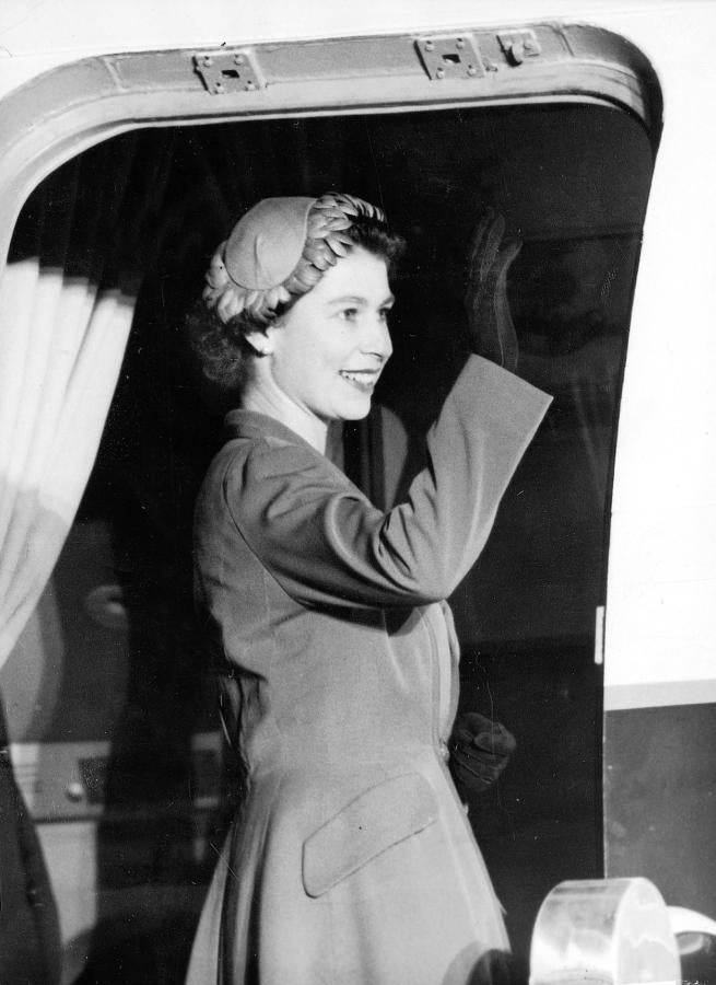 Una imagen de la Reina Isabel II de 1953 mientras se despide antes de subir al avión real en el que iniciará un recorrido por toda la Commonwealth. 