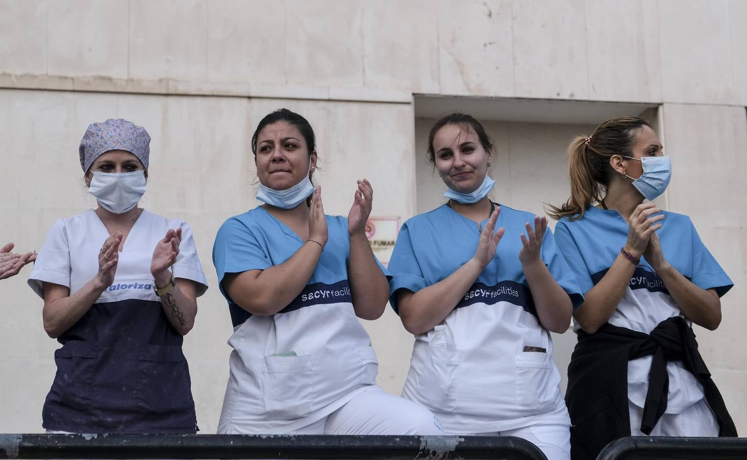 FOTOS: Aplausos solidarios a los que luchan contra el coronavirus en Cádiz