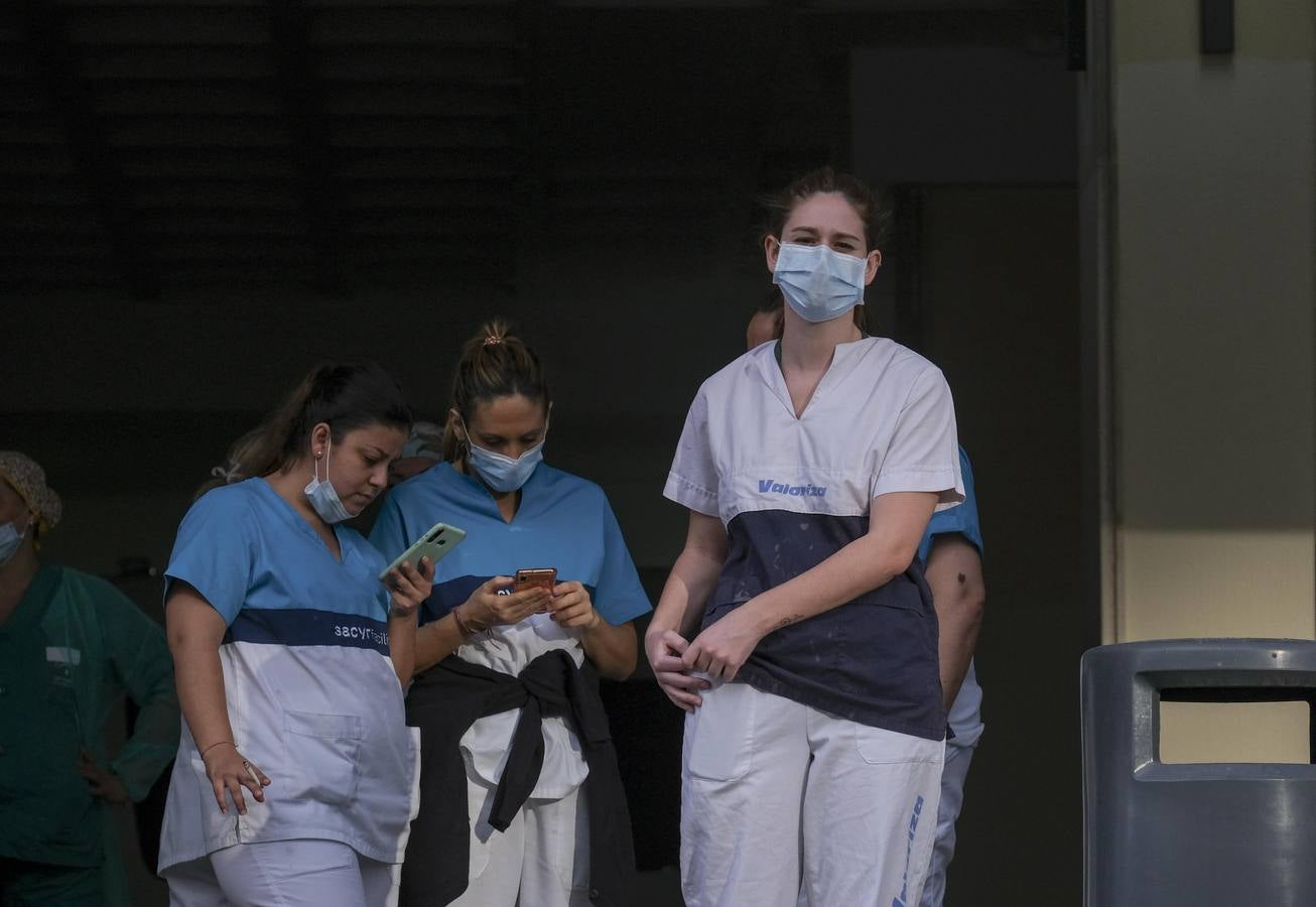 FOTOS: Aplausos solidarios a los que luchan contra el coronavirus en Cádiz