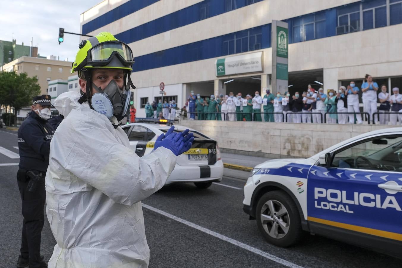 FOTOS: Aplausos solidarios a los que luchan contra el coronavirus en Cádiz