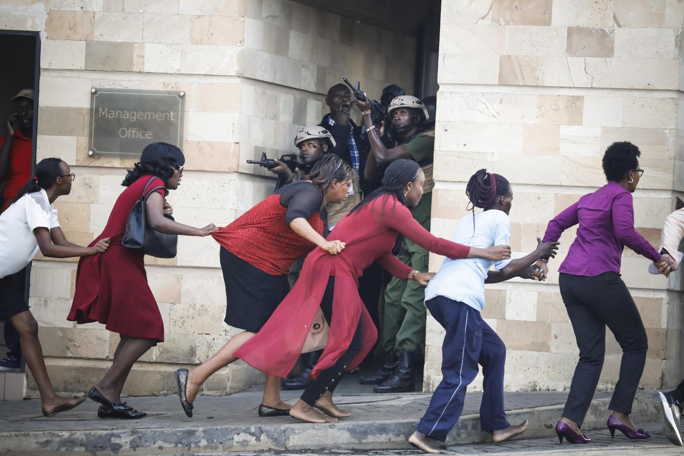 Atentado en Kenia. Esta imagen del fotógrafo Dai Kurokawa ganó el segundo premio en la categoría de «Spot News» en el World Press Photo 2020 Contest. Está tomada durante el atentado con explosiones y tiroteo del atentado de Nairobi (Kenia) el 15 de enero de 2019.