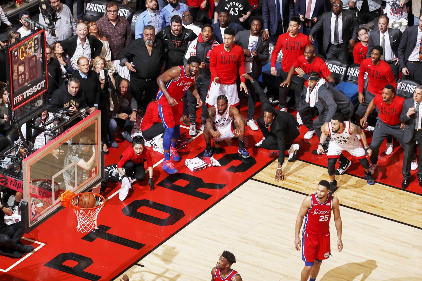 Tiro ganador. Primer premio de la categoría de Deportes. Esta foto de Mark Blinch, retrata a Kawhi Leonard (en cuclillas, en el centro) de los Toronto Raptors mira el tiro ganador que entra en la canasta en el partido contra los Philadelphia en las Semifinales de la NBA de 2019, en el Scotiabank Arena, Toronto, Canadá, el 12 de mayo de 2019