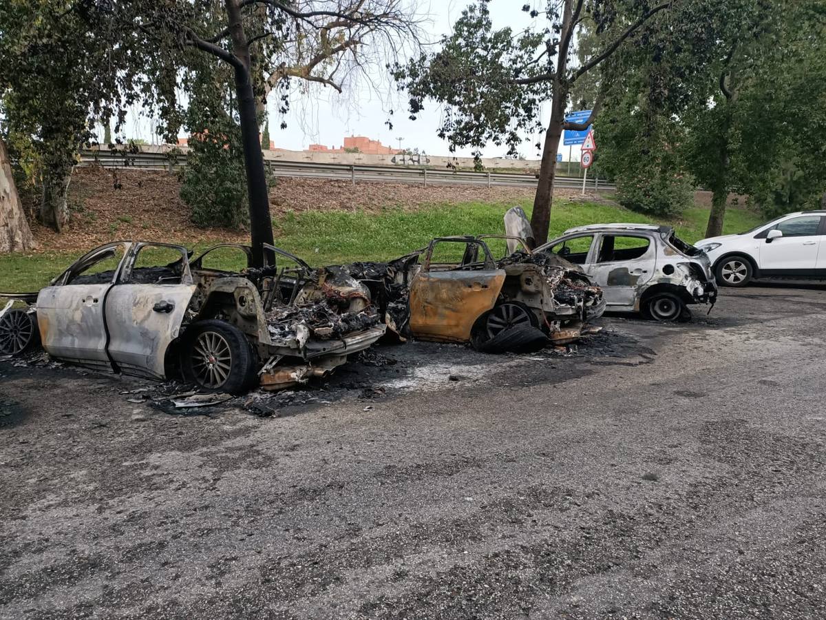 En imágenes, cuatro coches calcinados durante la noche en Sevilla Este