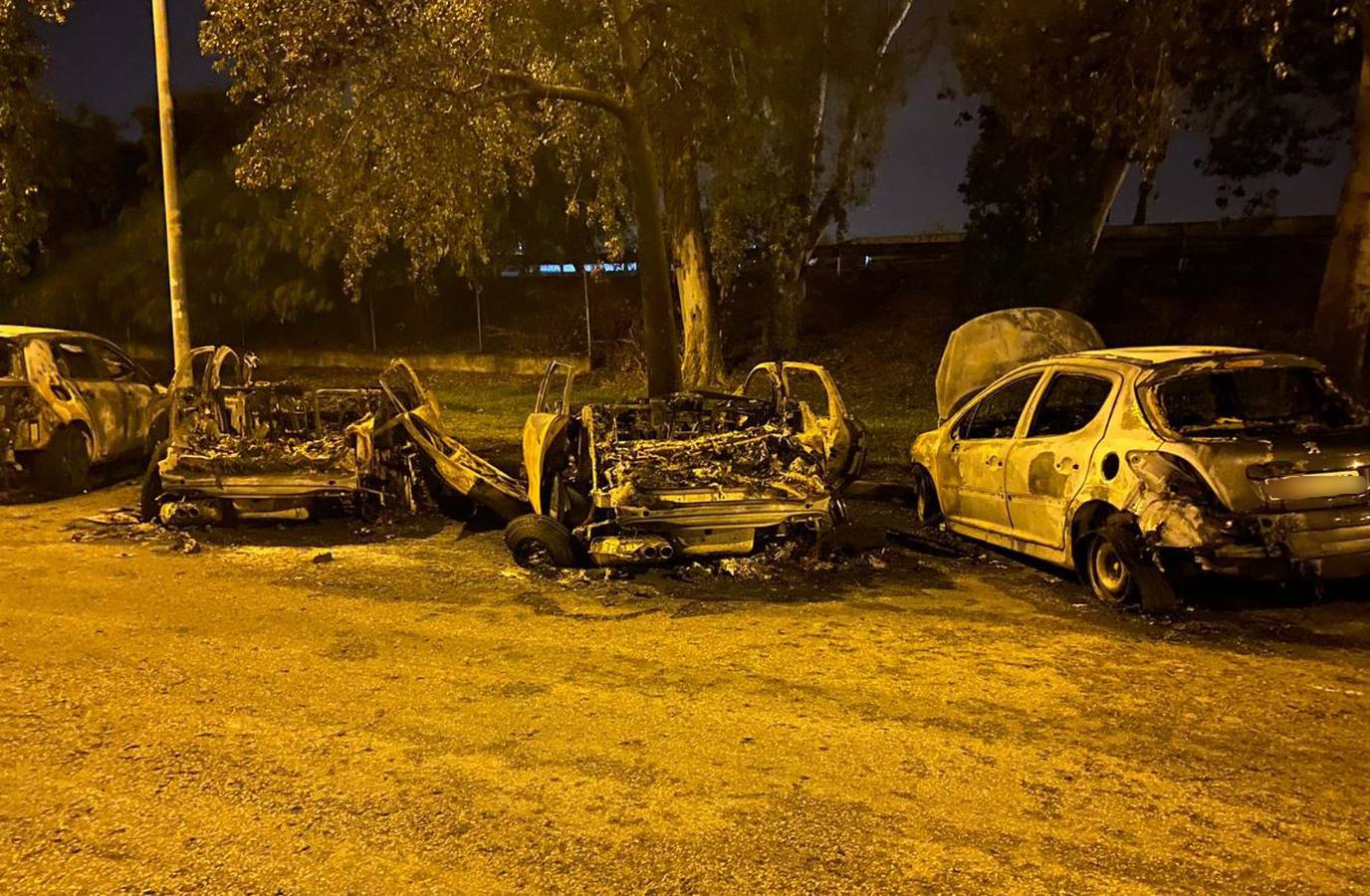 En imágenes, cuatro coches calcinados durante la noche en Sevilla Este