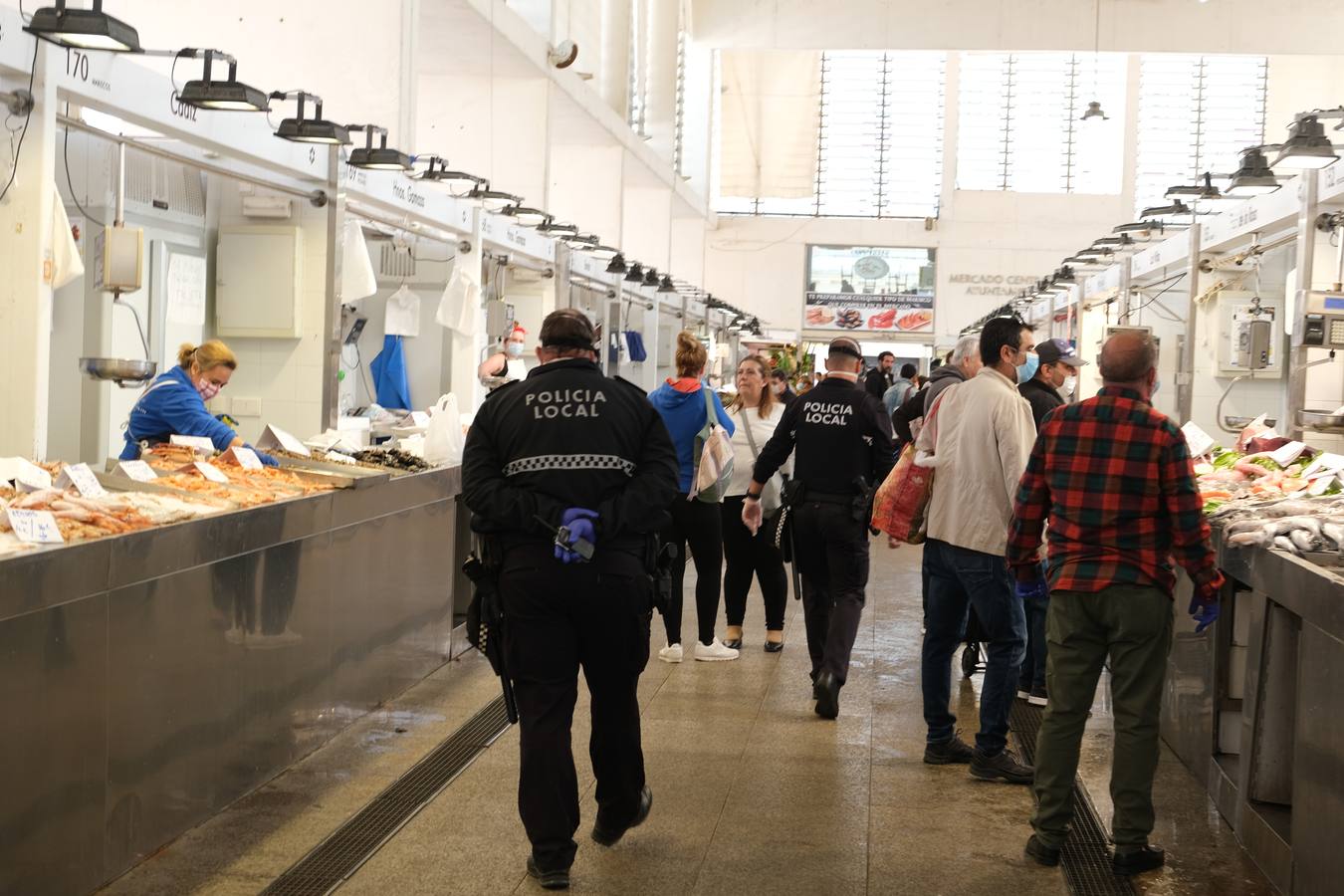 FOTOS: Distancias de seguridad en los mercados de Cádiz