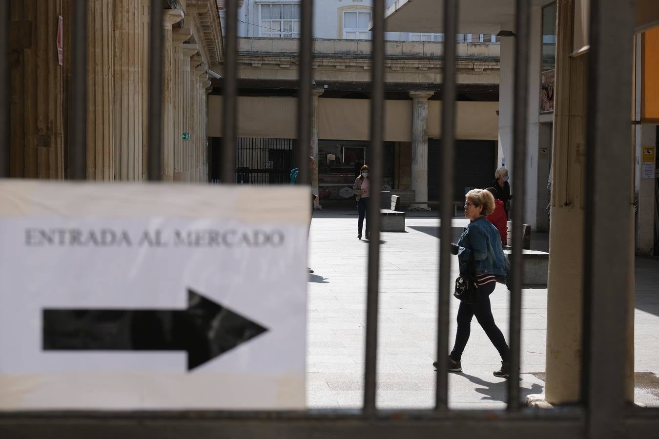 FOTOS: Distancias de seguridad en los mercados de Cádiz