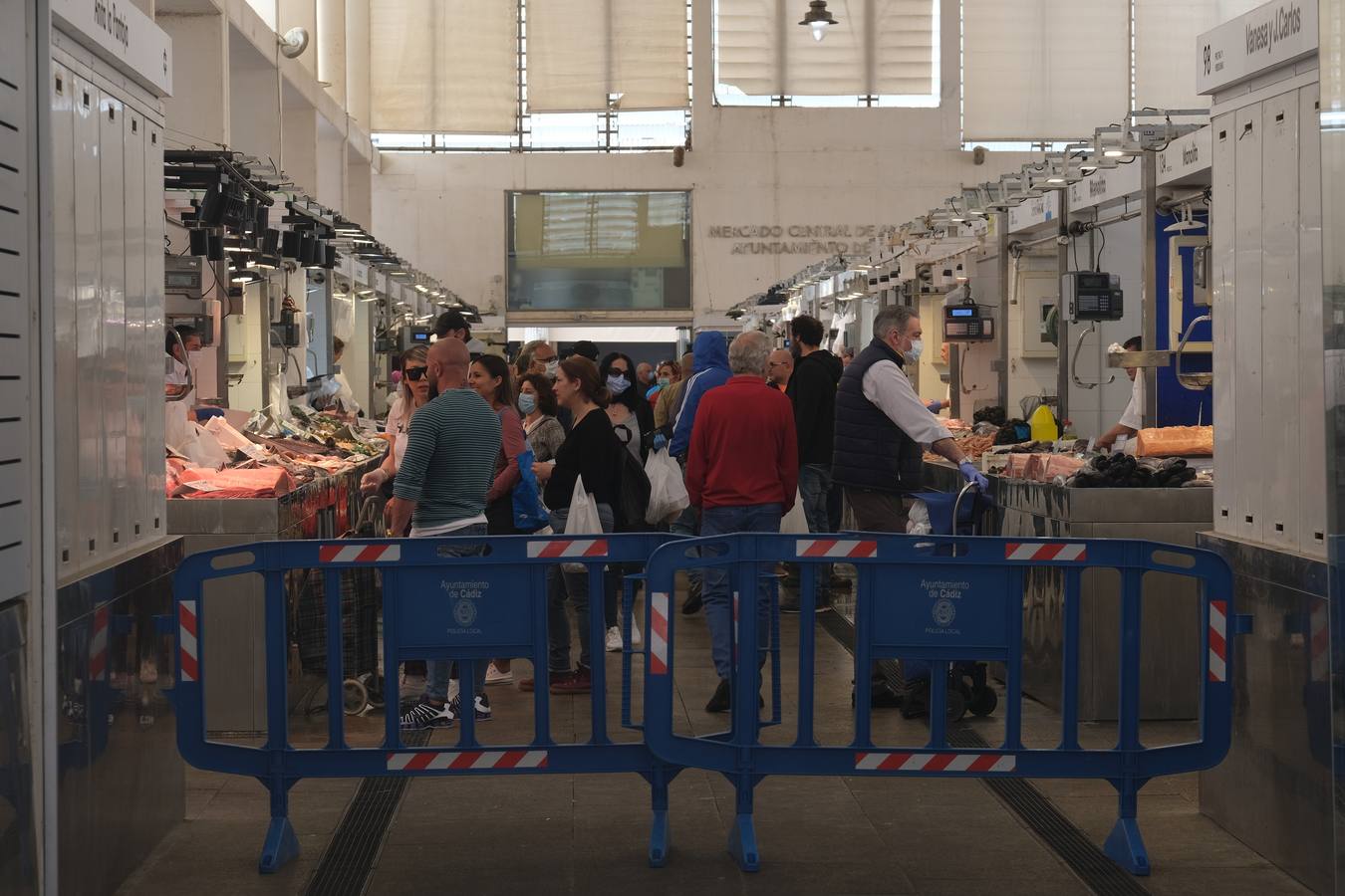 FOTOS: Distancias de seguridad en los mercados de Cádiz