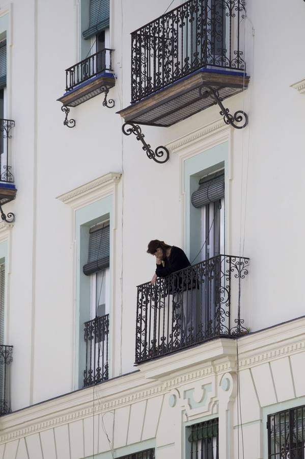 Crisis del coronavirus: Confinados en los balcones bajo un sol casi veraniego