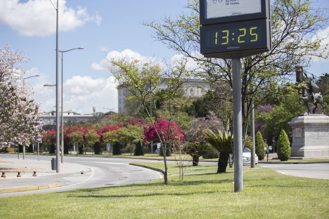 Crisis del coronavirus: Confinados en los balcones bajo un sol casi veraniego