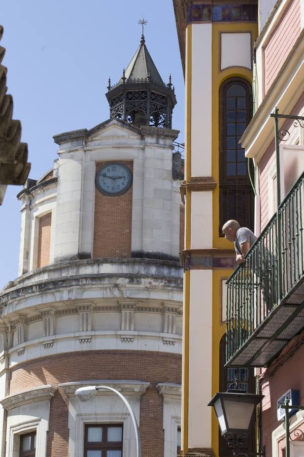 Crisis del coronavirus: Confinados en los balcones bajo un sol casi veraniego