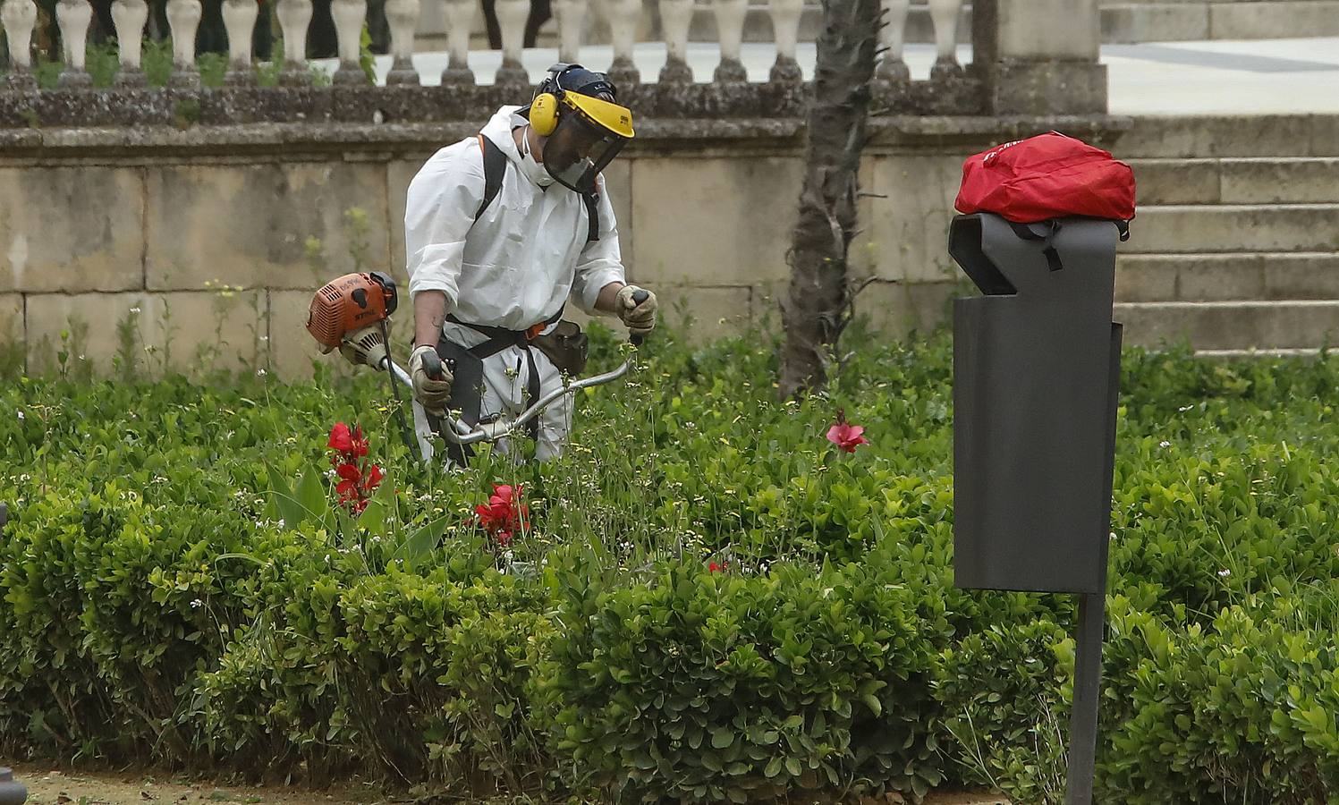 El cuidado de los parques y jardines de Sevilla no se detiene