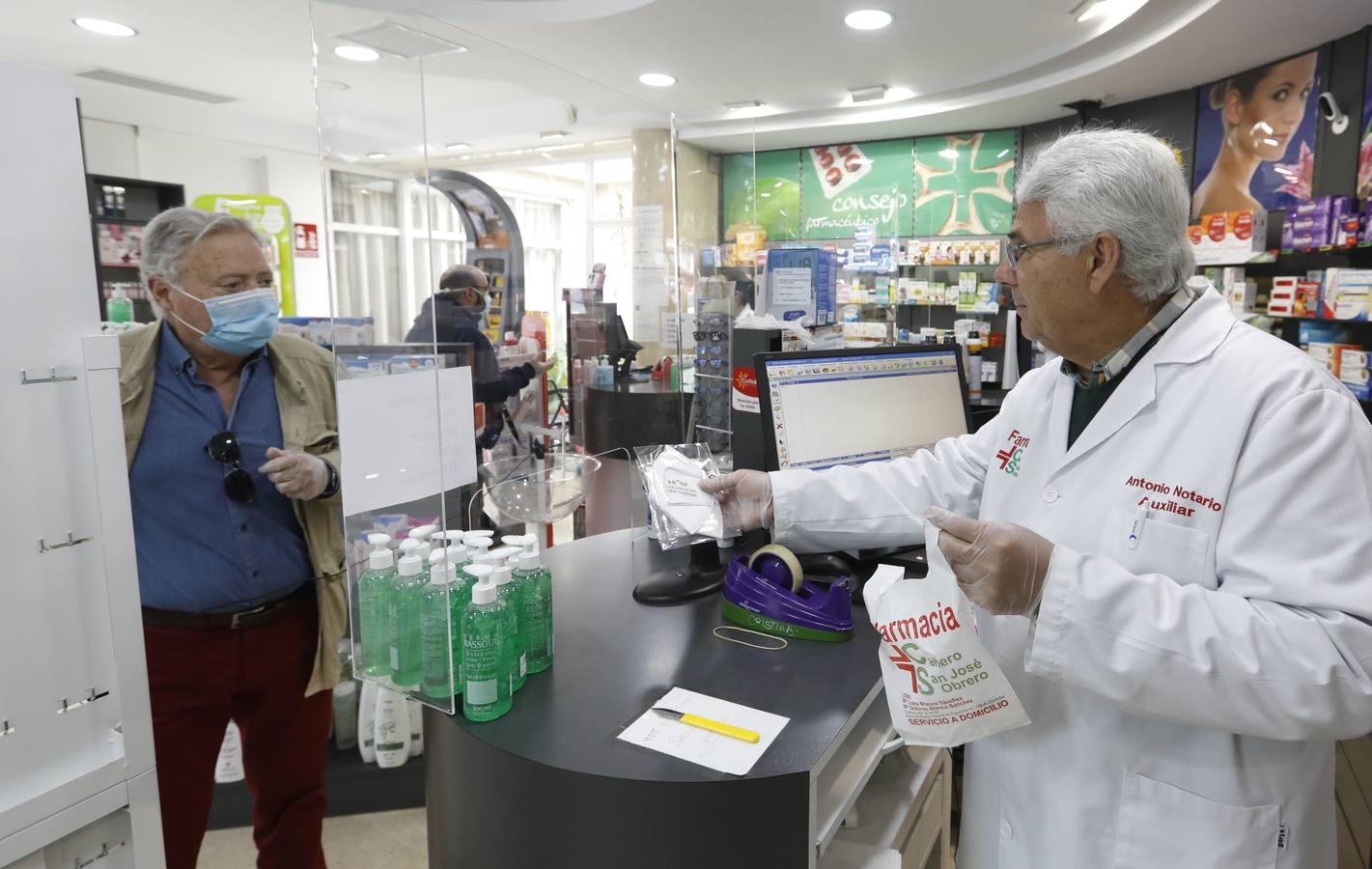 Las farmacias de Córdoba vuelven a vender mascarillas, en imágenes