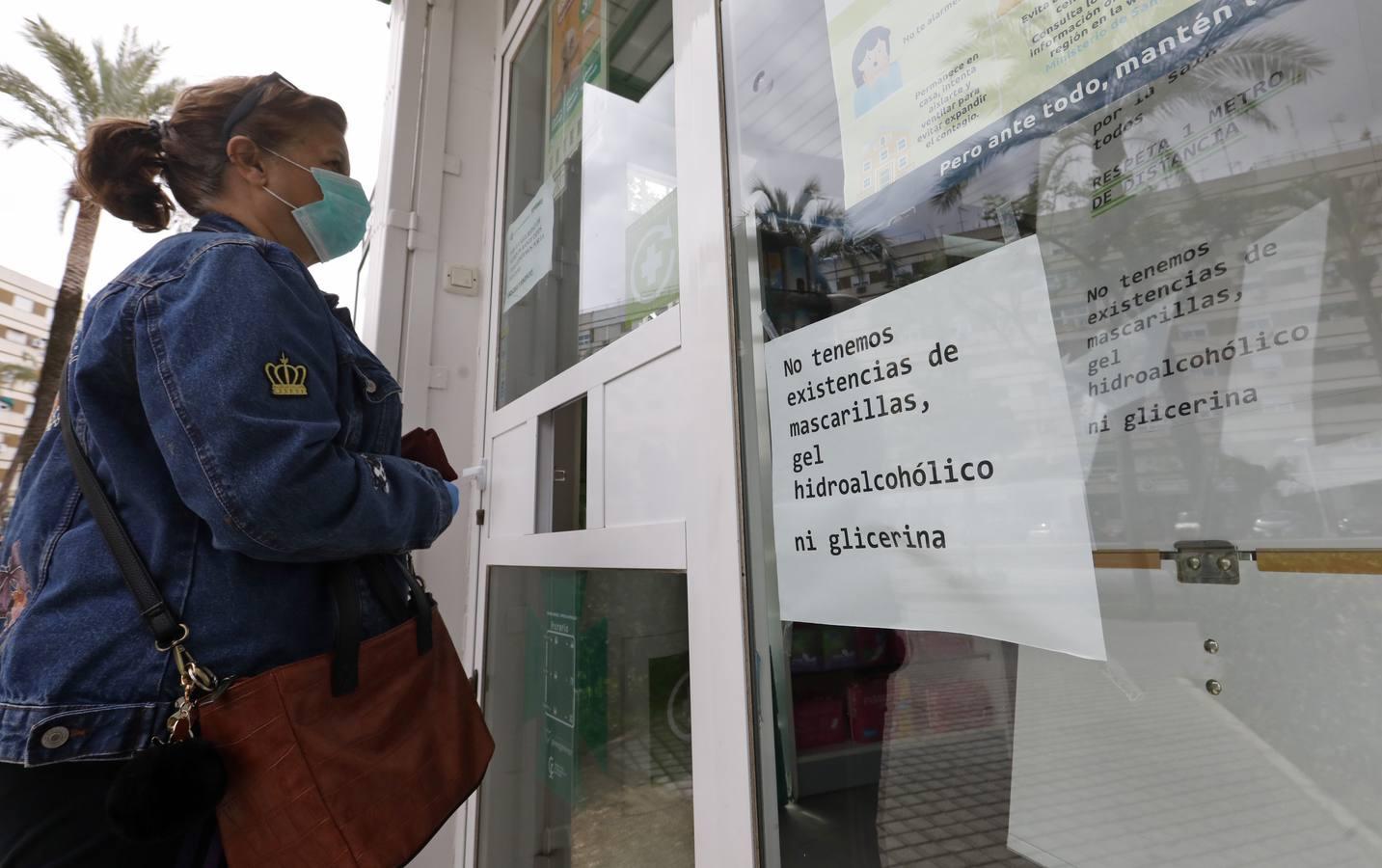 Las farmacias de Córdoba vuelven a vender mascarillas, en imágenes