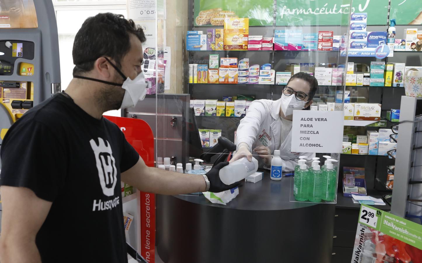 Las farmacias de Córdoba vuelven a vender mascarillas, en imágenes