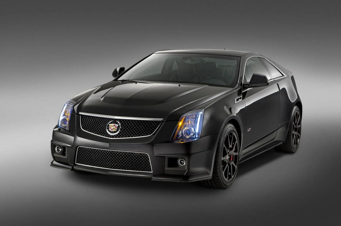 Cadillac CTS-V Coupé. Hasta 3 veces ha sido detenido el artista mientras conducía su Cadillac CTS-V Coupe personalizado al más puro estilo Batman con una carrocería negra mate. Este modelo fue hecho a medida por West Coast Customs. Dispone de un motor 6.2 V8 que entrega 556 CV y un par máximo de 747 Nm. El vehículo es capaz de pasar de 0 a 100 km/h en 4,2 segundos y alcanza una velocidad máxima de 308 km/h.