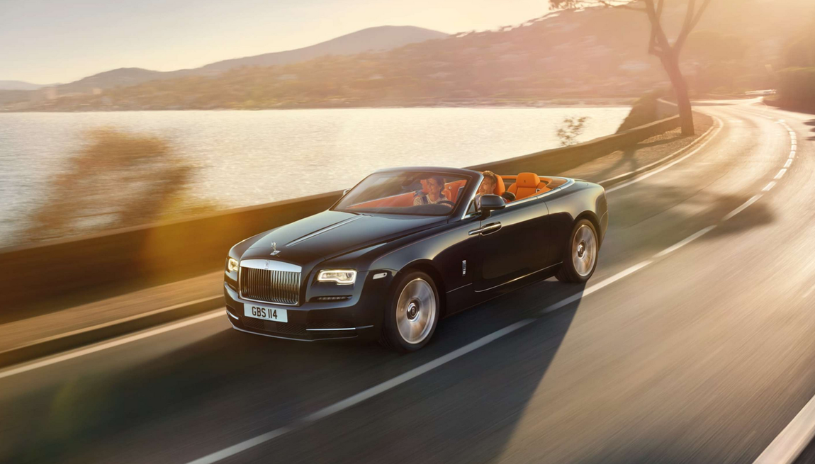 Rolls Royce Dawn. A Justin Bieber le encanta presumir de coche a través de la redes sociales, por lo que no es de extrañar que comparta imágenes con sus diferentes juguetitos. Así fue el caso de este Rolls Royce de medio millón de euros en el que posó antes de subirse a su jet privado. Se trata de uno de los descapotables de lujo más potentes del mercado con un motoro 6.6 V12 con doble turboalimentación que desarrolla 563 CV.