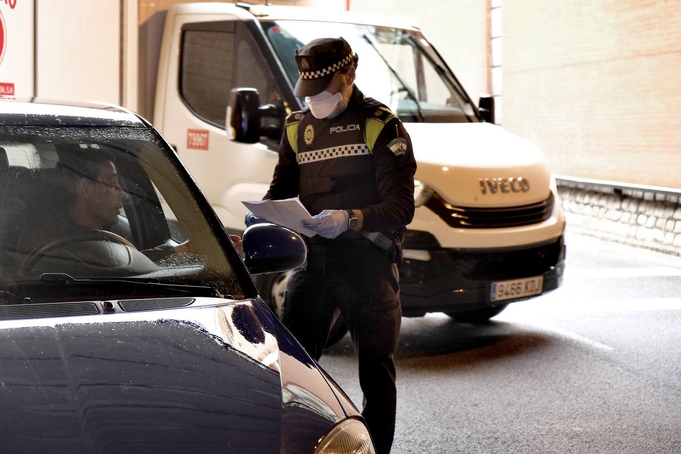 Coronavirus en Sevilla: la Policía Local intercepta un vehículo con ocho ocupantes y sin ITV