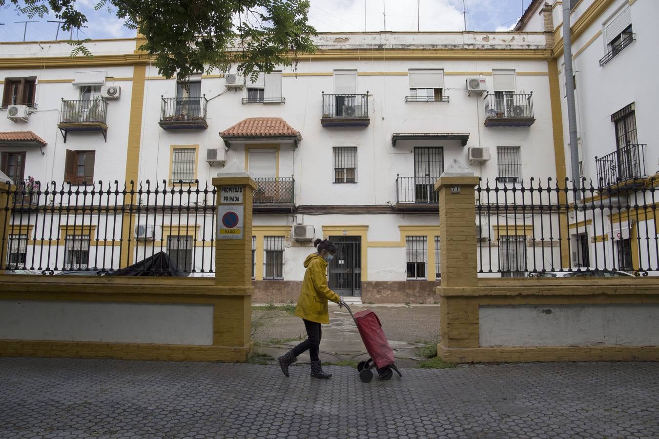 Coronavirus en Sevilla: un día del estado de alarma en la barriada del Retiro Obrero