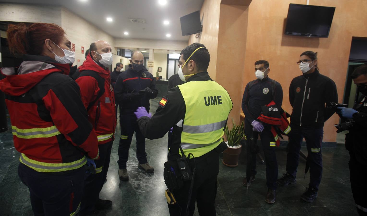 La UME imparte formación sobre prevención y control de coronavirus a los bomberos de Dos Hermanas