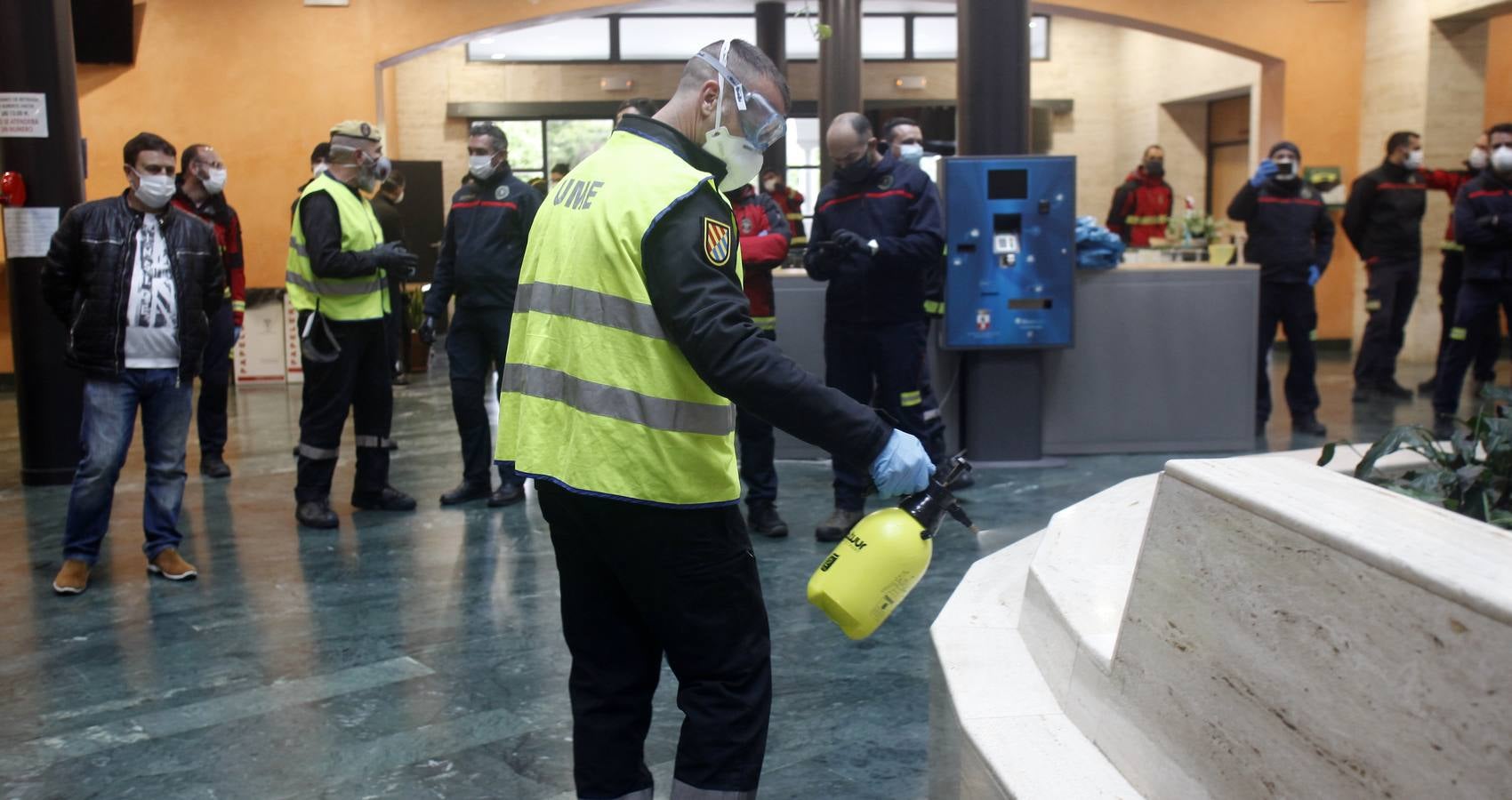 La UME imparte formación sobre prevención y control de coronavirus a los bomberos de Dos Hermanas