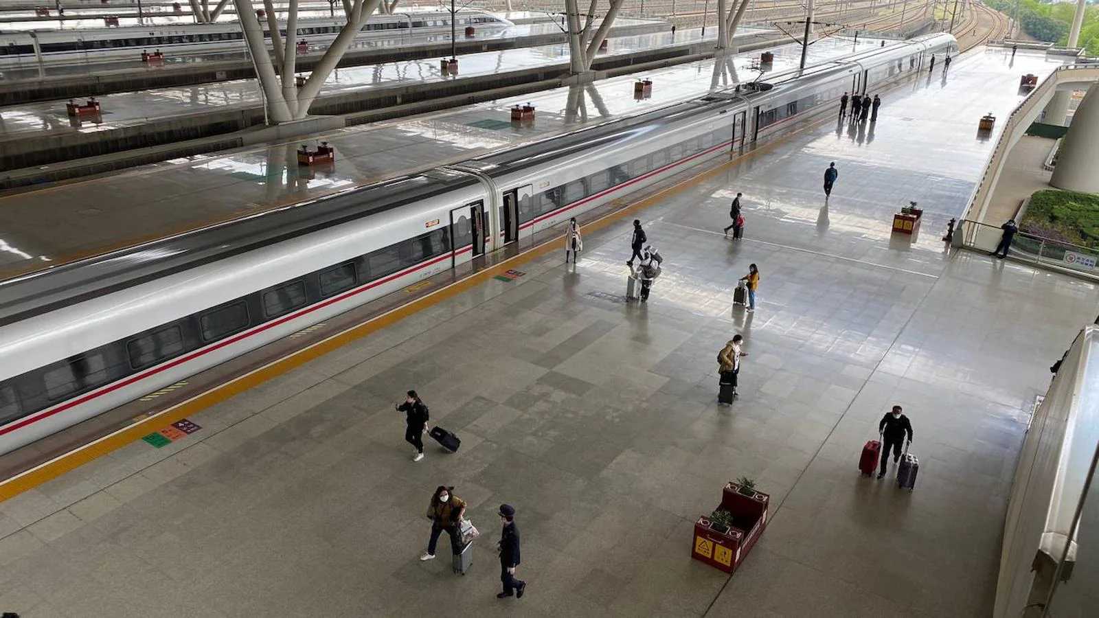 Con 18 vagones, cada día parten de Wuhan hacia Pekín solo dos trenes de alta velocidad, ya que se ha limitado el número de viajeros a solo mil cada jornada para que el coronavirus no llegue a la capital china, donde vive el nuevo emperador rojo que es el presidente Xi Jinping. 