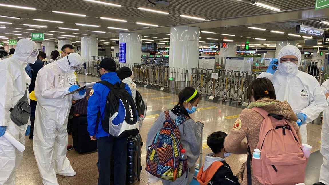Al llegar a la Estación del Oeste de Pekín, a los pasajeros los recibe una legión de "astronautas" que los dividen para llevarlos a los distritos donde viven. 