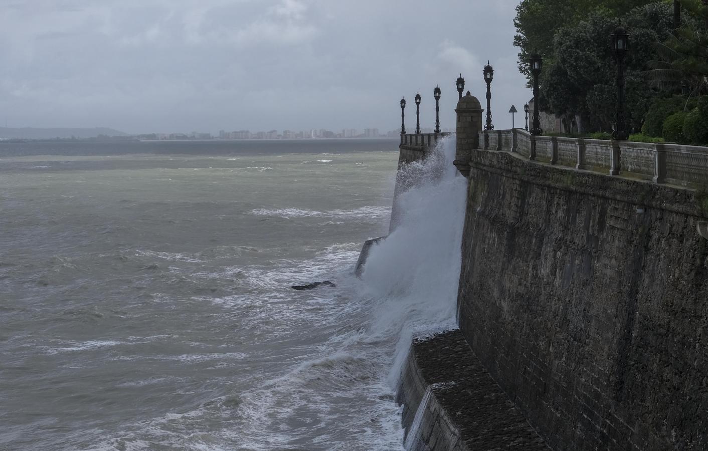 Fotos: El temporal y el confinamiento dibujan una Cádiz desangelada