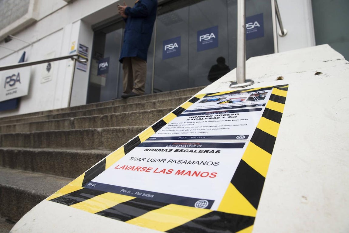 1. Las nuevas indicaciones de protección sanitaria se han colocado en lugares bien visibles por toda la factoría de PSA en Villaverde (Madrid)