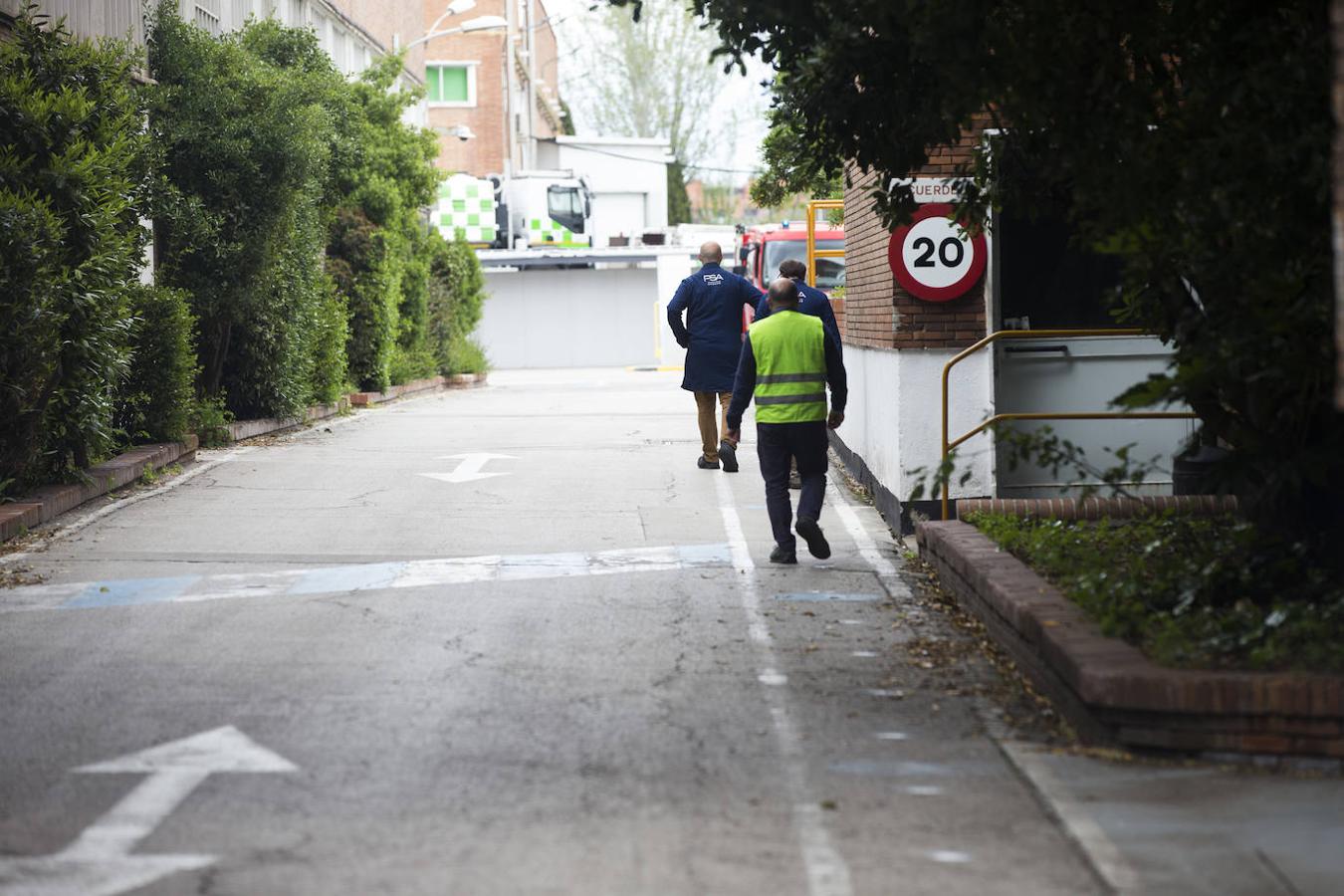 7. En las zonas de paso exteriores la distancia de seguridad, de dos metros, se ha marcado con pintura blanca