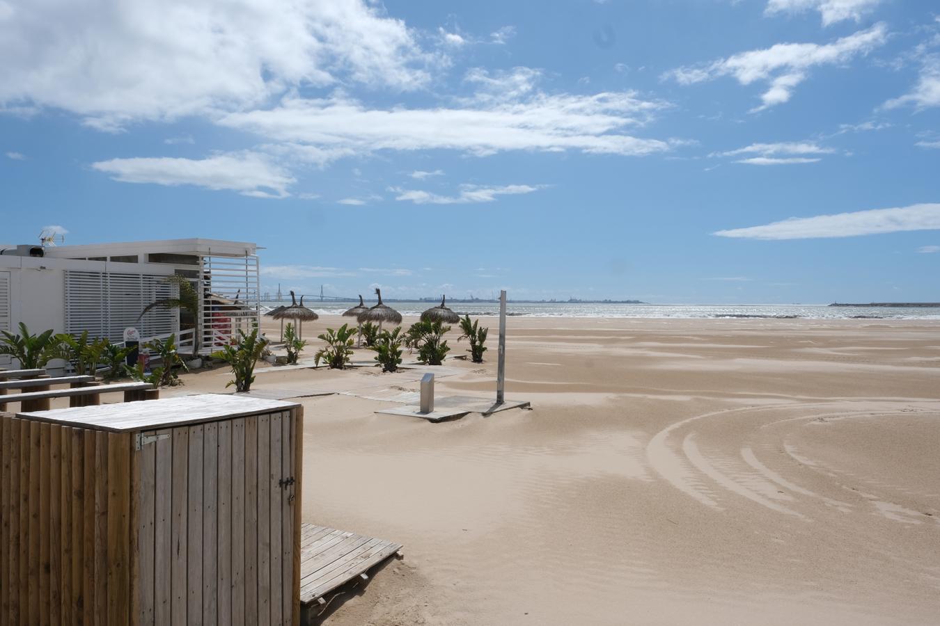 Las playas de Cádiz comienzan a prepararse para el verano a pesar de la incertidumbre por el coronavirus